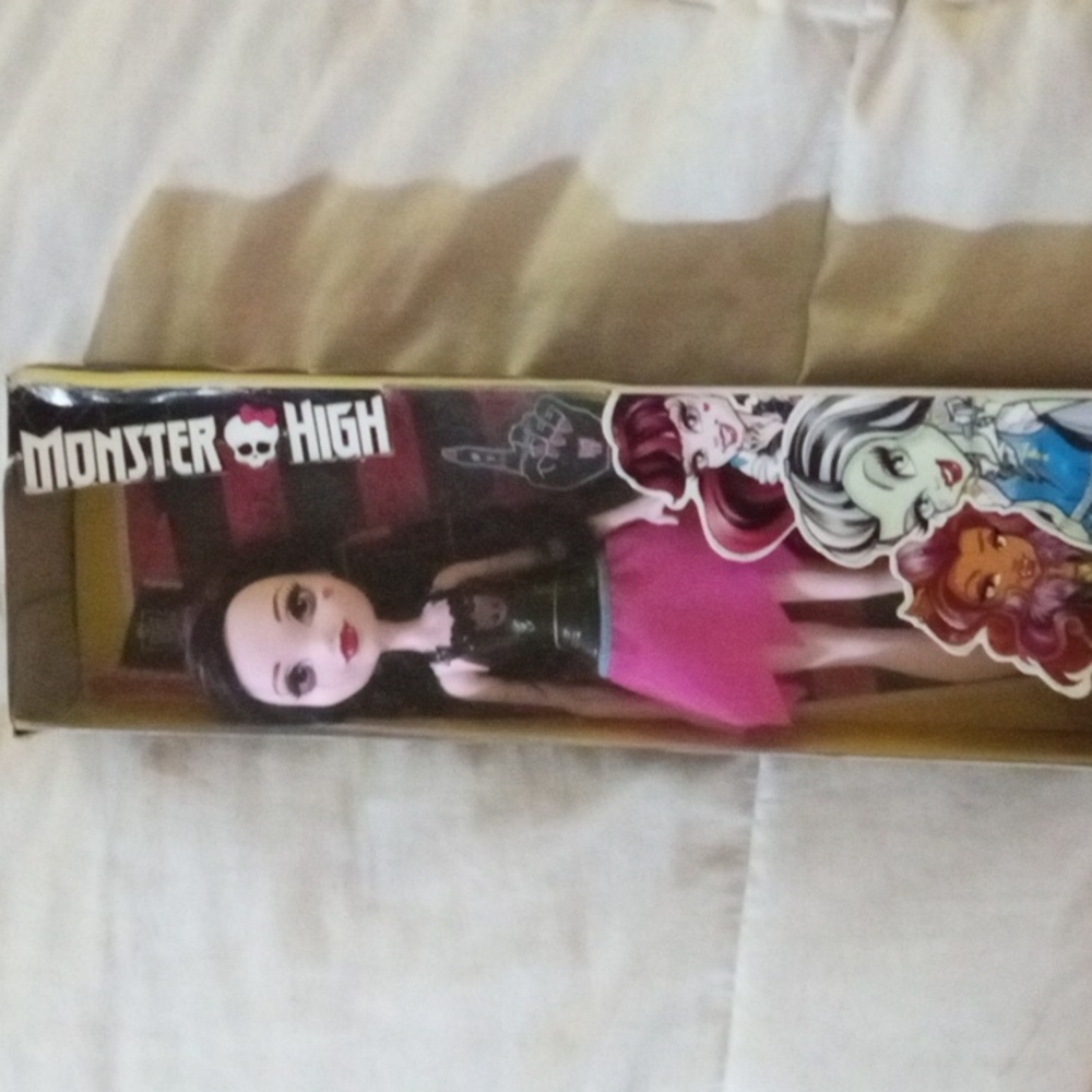 Draculaura monster high doll
